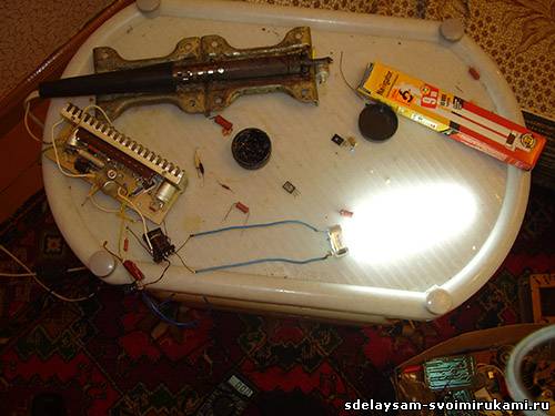 Простой преобразователь для питания энергосберегающих ламп