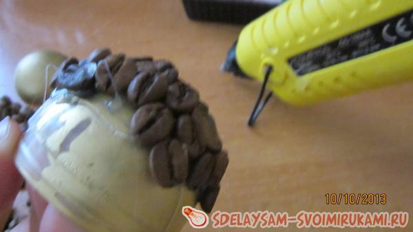 оклеиваются кофейными зернами