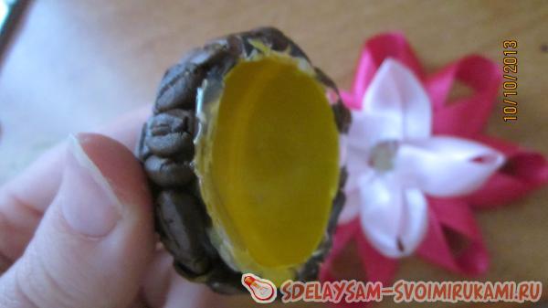 приклеивается кофейная полусфера