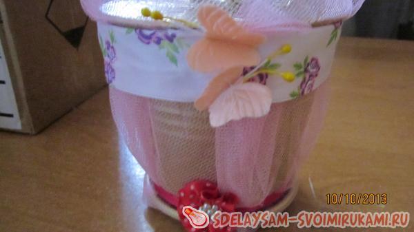 декорируются тканевыми цветами и бабочками