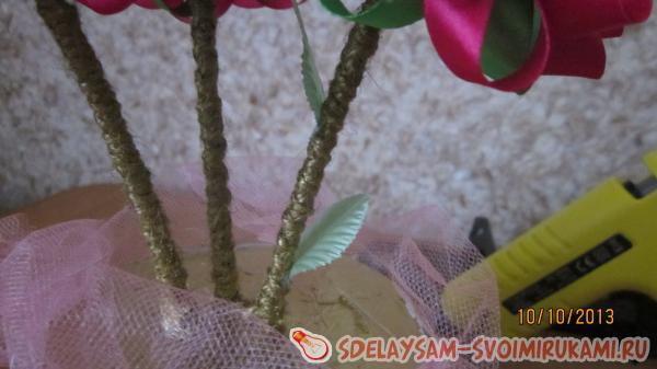 помощи клеевого пистолета фиксируем