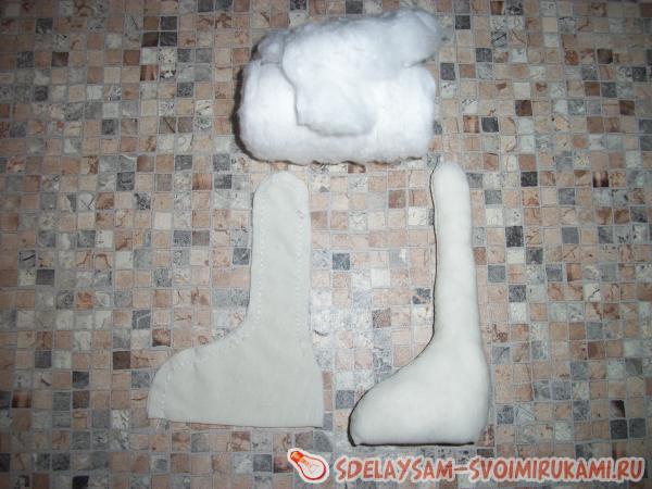 набиваем конечности ватой