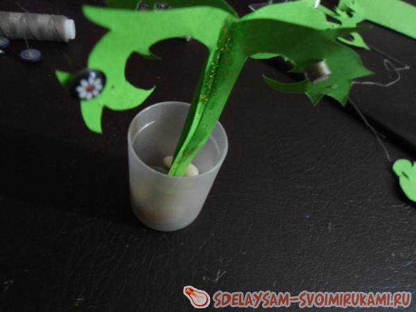 заливаем дно бисером с клеем