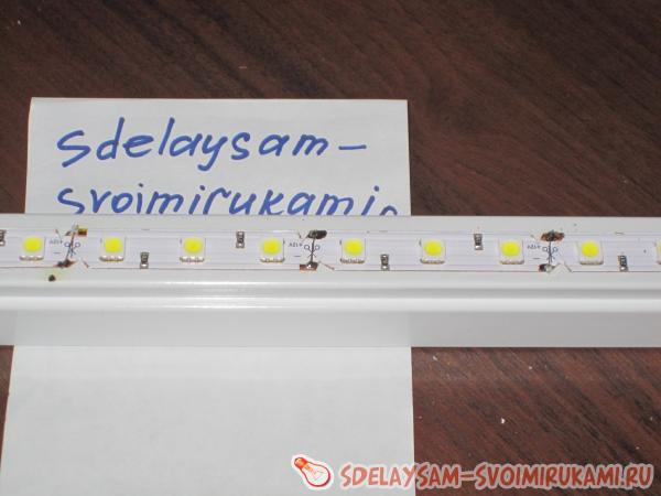 приклеенная светодиодная лента