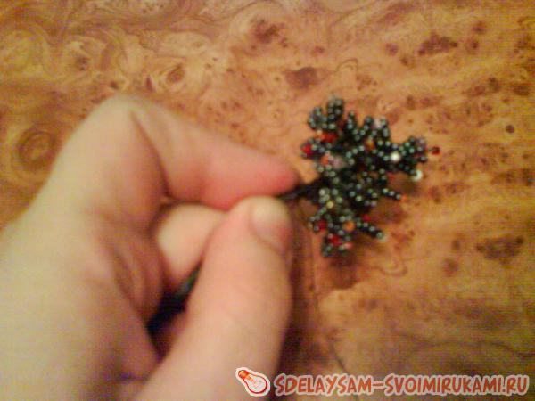 Прикрепляются ветки к основанию