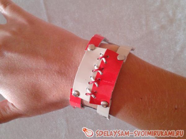 браслет на руке