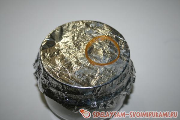 закрепить крышку резинкой