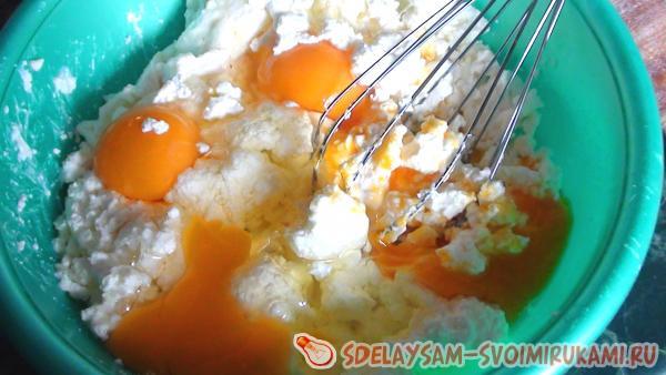 творог растираем с яйцами