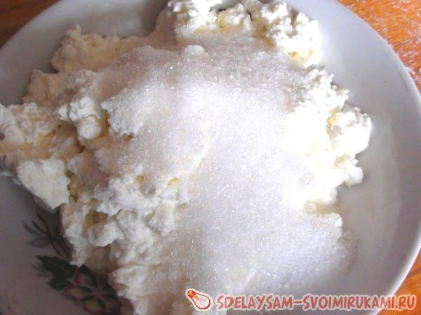 смешиваем сахар и часть творога