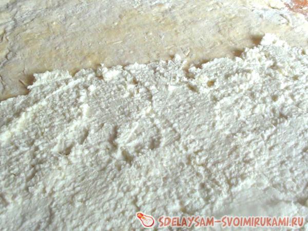 смазываем творожной начинкой