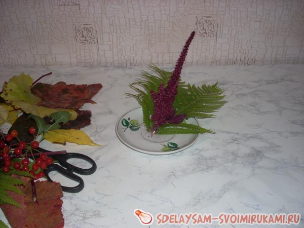 крепить листья к блюдцу