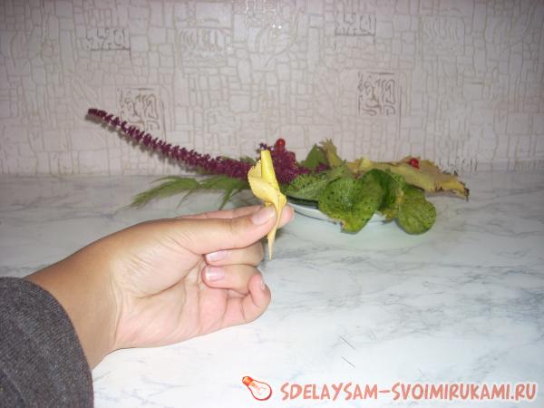 скатываем листочек в трубочку