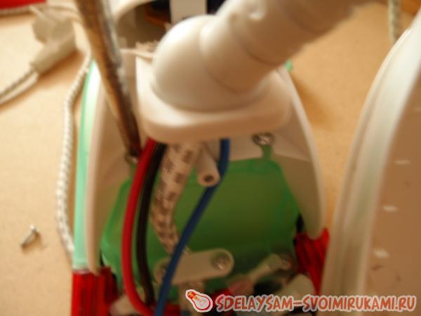 откручиваем 2 шурупа