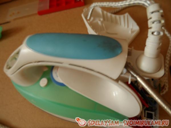 поддев отверткой верхнюю часть