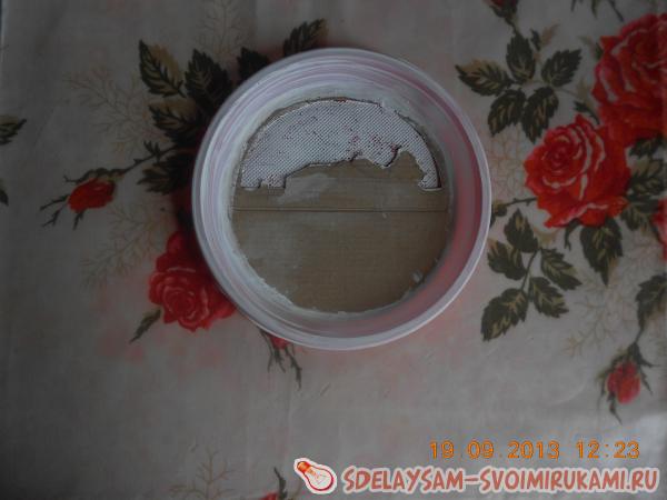 Вырезаем из картона первый слой