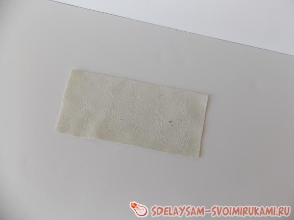 Из кожи вырезаем прямоугольник