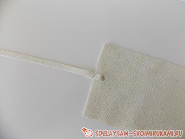 аккуратно подшиваем шнурок