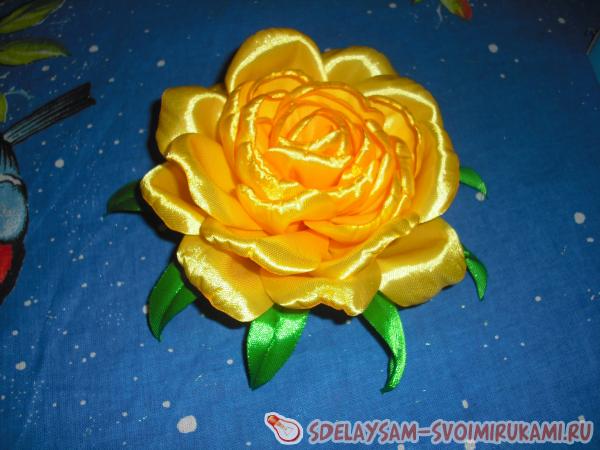 сделанными из зеленой ленты