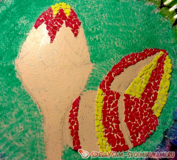 выкладываем скорлупу желтого цвета