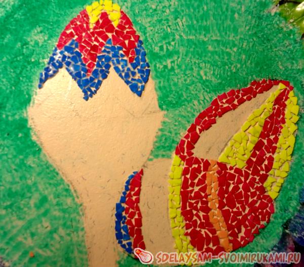 выкладывать мозаику на яйцах