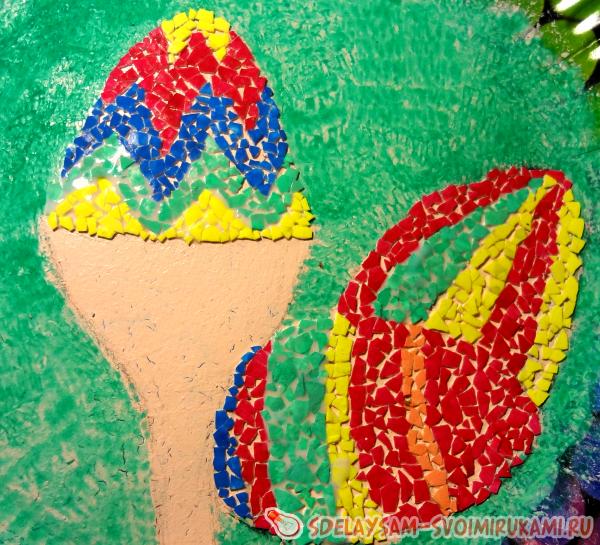 выкладывать мозаику на яйцах