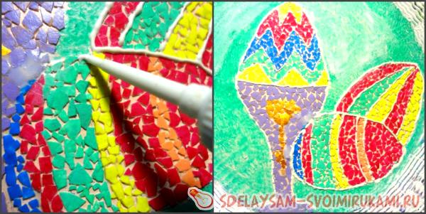 выкладывать мозаику на яйцах