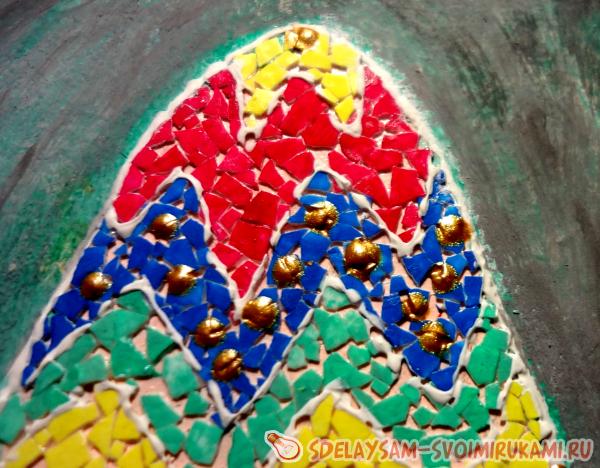 выкладывать мозаику на яйцах