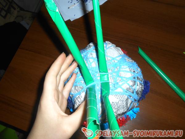 приклеивание цветов к основе