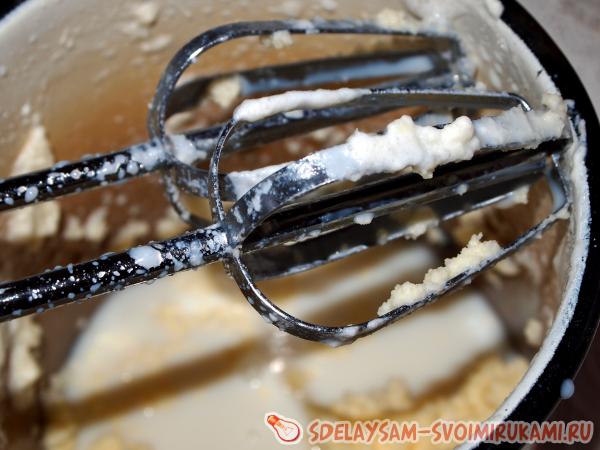 прилипают к лопастям миксера