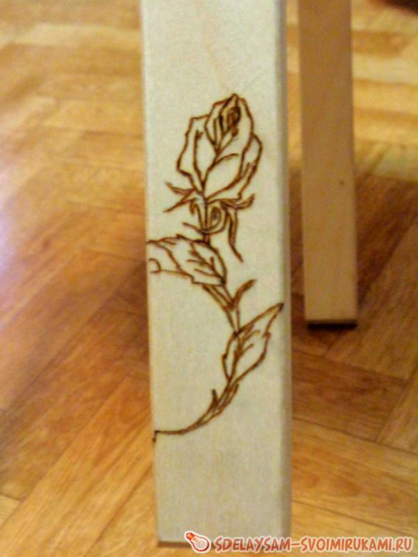 Выжженный рисунок на ножке