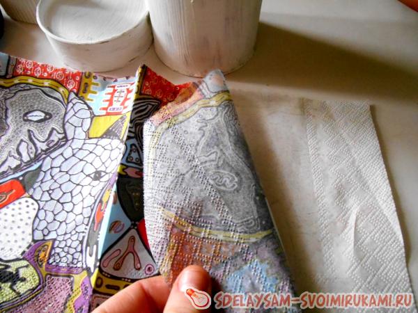 Отделяем нижние тонкие слои салфетки