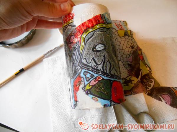 заклеиваем пестрыми остатками салфеток