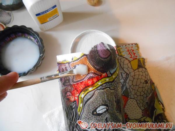 заклеиваем пестрыми остатками салфеток