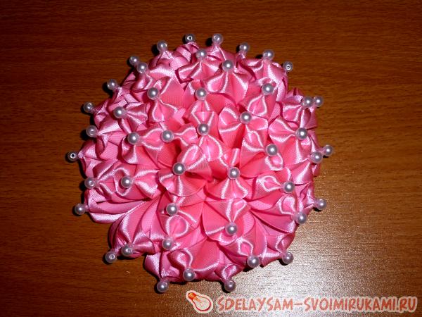 Розовый бант с бусинами