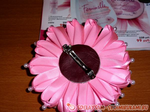 Розовый бант с бусинами