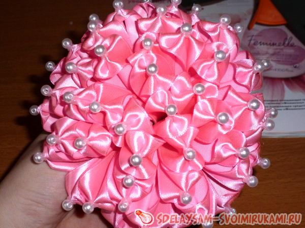 Розовый бант с бусинами