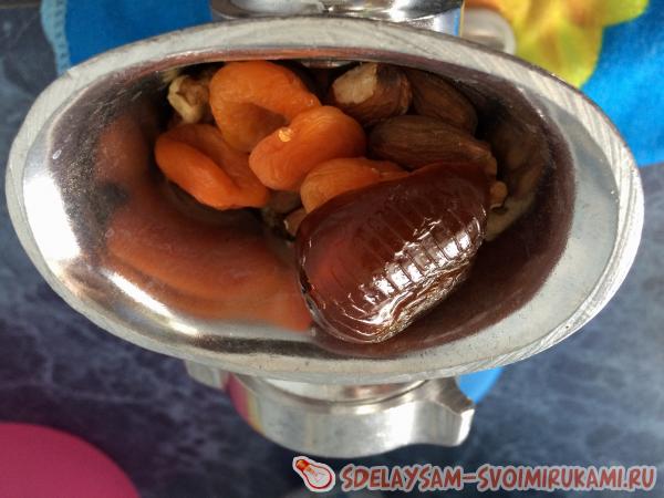 перемалываем сухофрукты и орехи