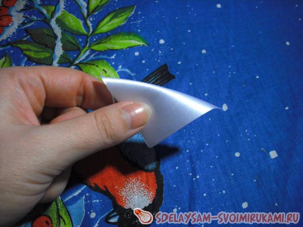 согнув по диагонали