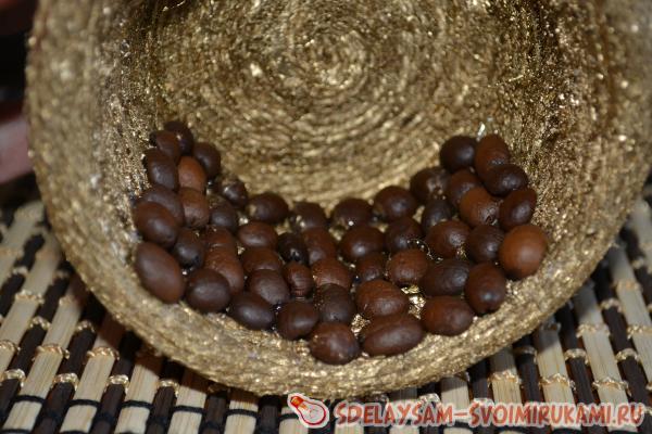 приступать к декорированию чашки зернами