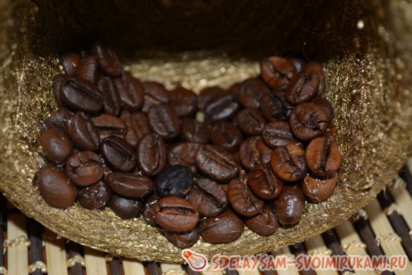 приступать к декорированию чашки зернами