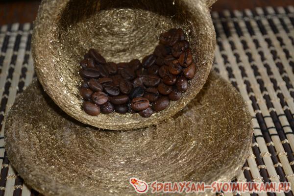 приступать к декорированию чашки зернами