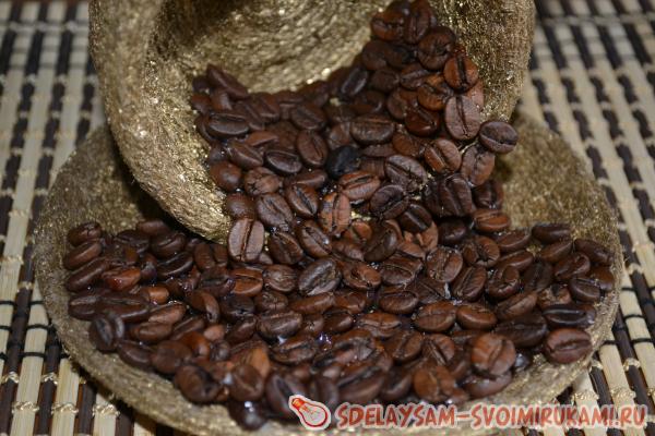 приступать к декорированию чашки зернами