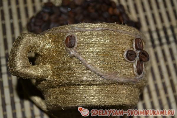 Золотая кофейная чашка