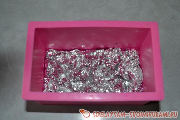 выкладываем помятую фольгу