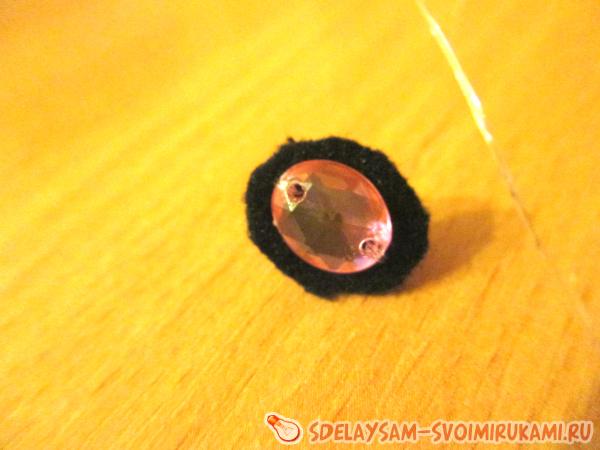 Пришиваем ее к фетру