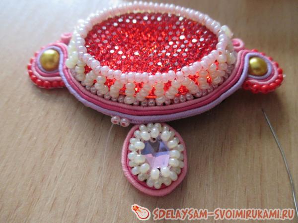 Пришиваем элемент книзу изделия