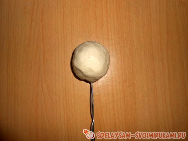 Облепила шарик тестом