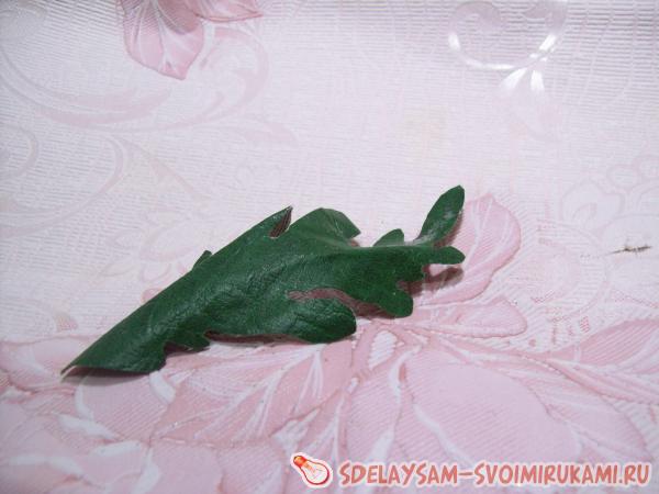 вырезаем зеленые листья