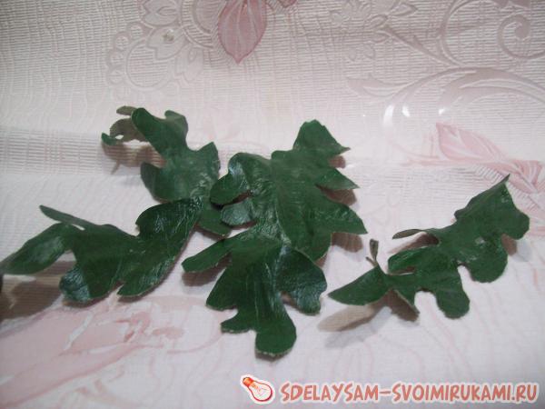 вырезаем зеленые листья