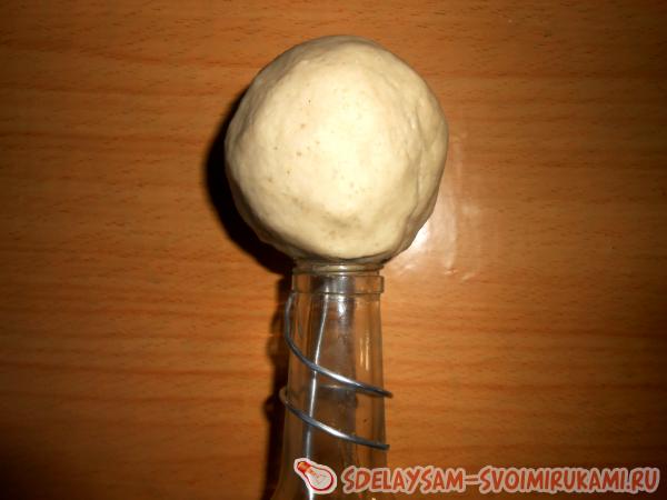 обделывать бутылку тестом